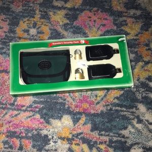 NWT Vintage Travelers Security Pack